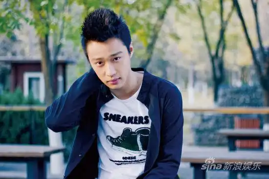 组图:李洋帅气写真 阳光下的大男孩 - 娱乐派 - .