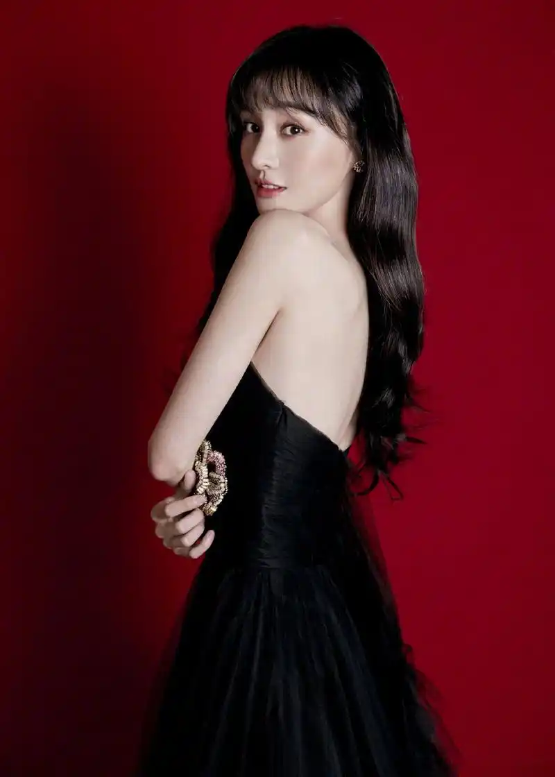 郑爽昨日出席活动盛典现场她表示会通过很多社交媒体和粉丝更加亲密