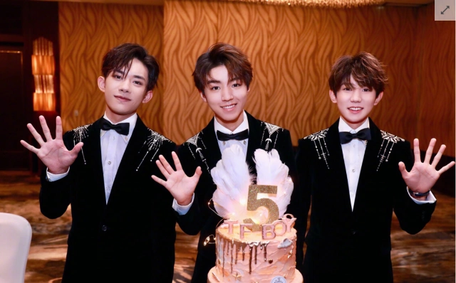 tfboys出道六周年纪念日!王俊凯王源易烊千玺捧蛋糕合影庆祝