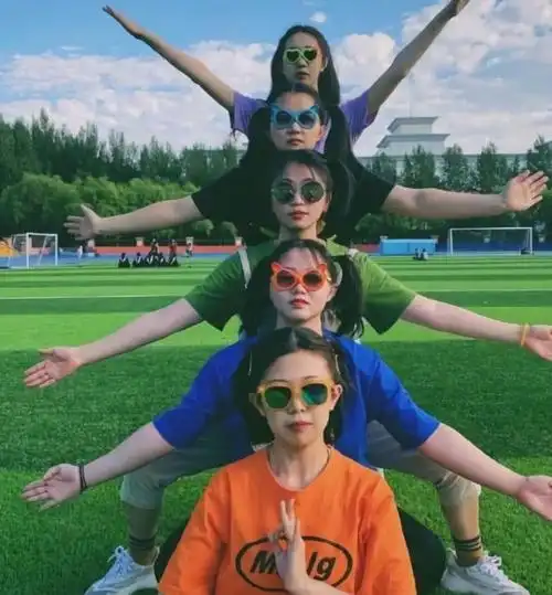 学生党合照需要注意:穿衣一定要色彩够艳,墨镜越"逗"越好!_网易订阅