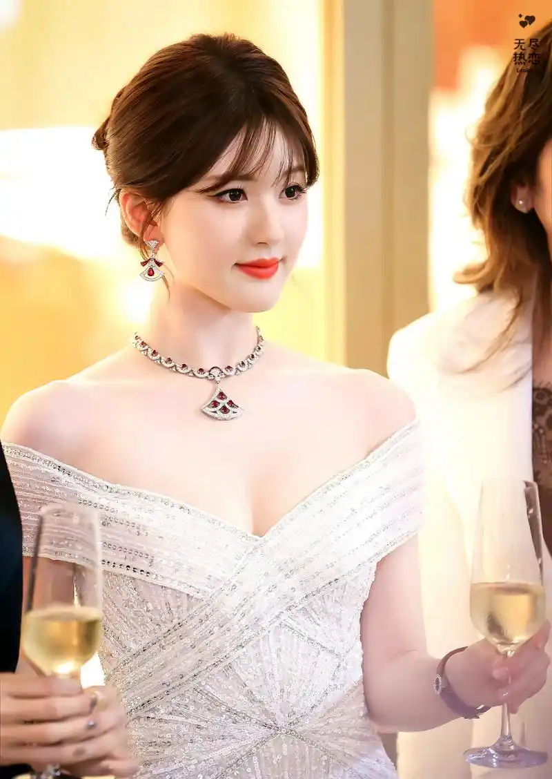 品牌方说赵露思礼服是借# #赵思露# 衣服太好看了,人也好好看啊黑