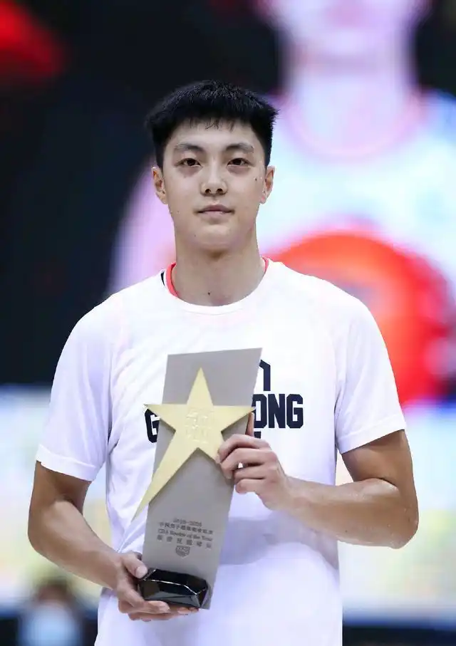 广东宏远颜值小子胡明轩,一年比一年的稳步成长