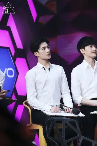 坐姿端正的杨洋童鞋