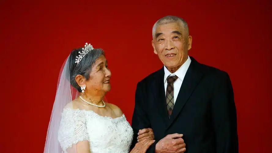 重阳节为老年夫妻补拍婚纱照 定格甜蜜时刻