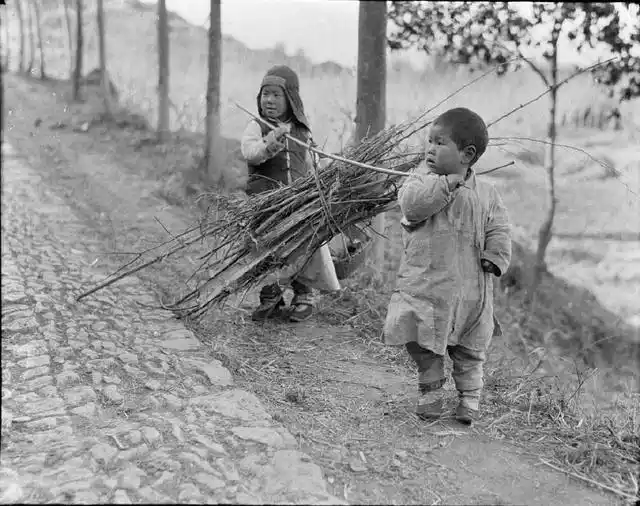 小编要带来大家见识一下旧社会底层民众生活影像,老百姓啥时都讨生活