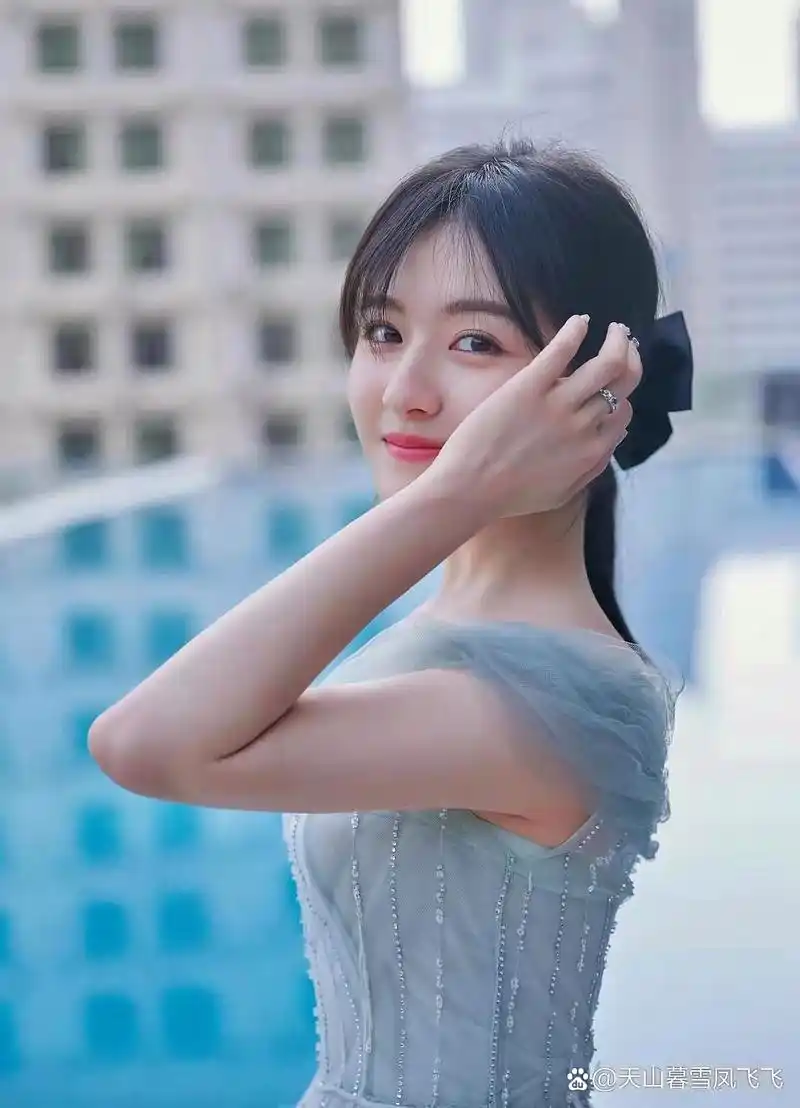 李兰迪,身穿浅蓝色一字肩长裙,清新自然,甜美可人.#我们都爱聊八卦