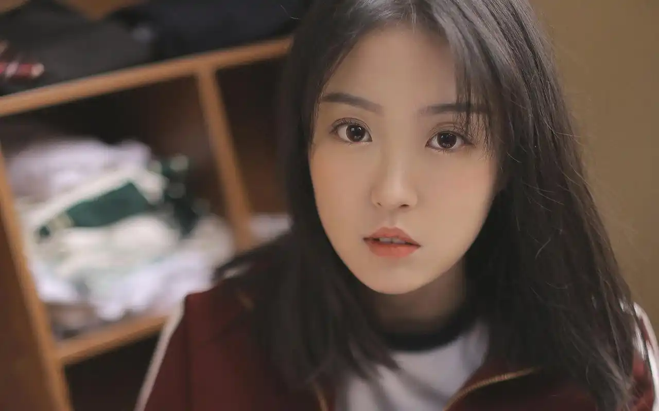 甜美可人运动服美女图片高清电脑壁纸