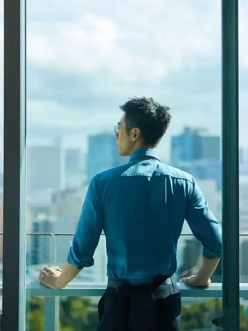 脱掉西装外套露出蓝色衬衫的朱亚文,连后背都那么有型,侧脸被眼镜修饰