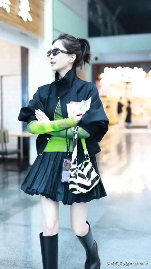江疏影现身上海机场短裙配长靴酷飒有型