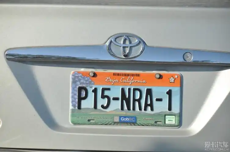 在停车场拍几幅车牌,这是加州的个性车牌