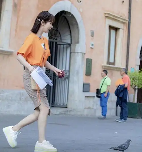 杨紫在机场穿得真够接地气黑色t恤配红色阔腿裤简单却很时髦