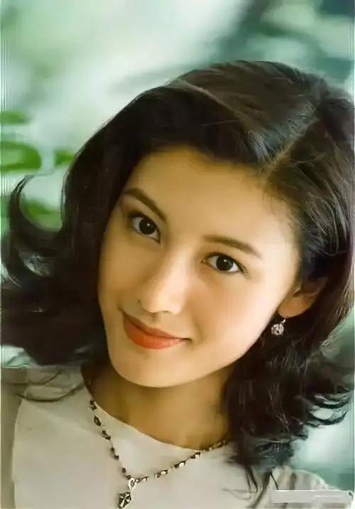 明艳系长相的巅峰是李嘉欣啊