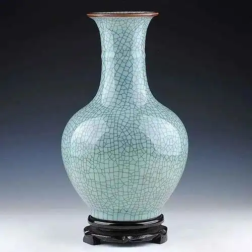 官窑瓷器相对与提供给皇室的御瓷相比较就简单许多,官窑瓷器多数分为