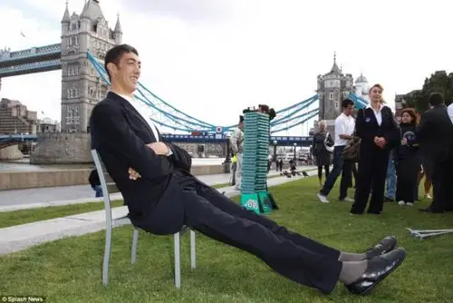 土耳其男子身高2.465米获世界上最高的人头衔