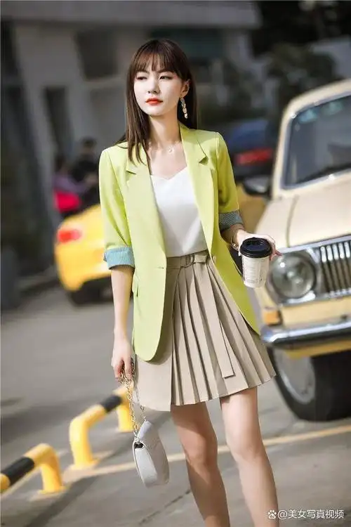 小西装的剪裁恰到好处,完美地展现出她优雅的身姿和职业女性的气质.