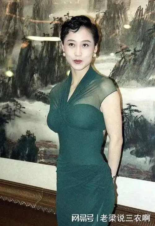 李连杰一家三口尼泊尔求佛62岁利智大变样年轻时是人间尤物