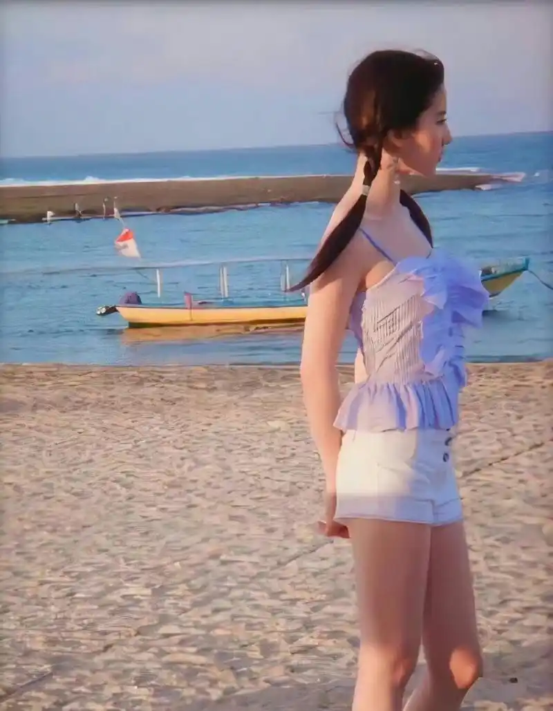 十八岁的刘亦菲在海滩