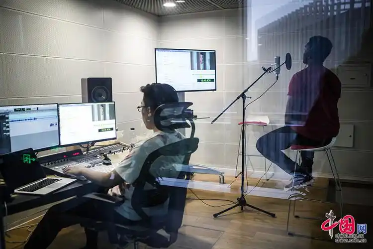一名坦桑尼亚配音演员与录音师正在工作.中国网记者 伦晓璇 摄