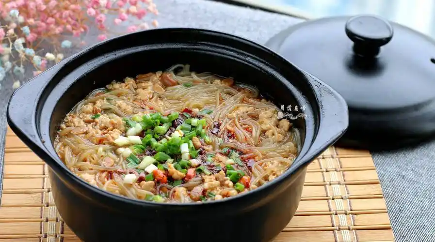 可惜我右手拿着沉重的单反,左手拿筷子夹粉丝,还要不能抖动,原谅我