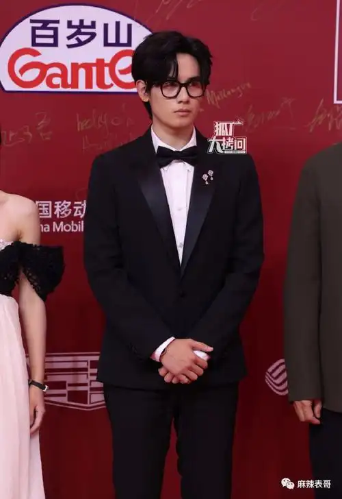 眼镜一戴,耍帅失败.胡先煦.墨镜一戴,掐指一算.gai周延.