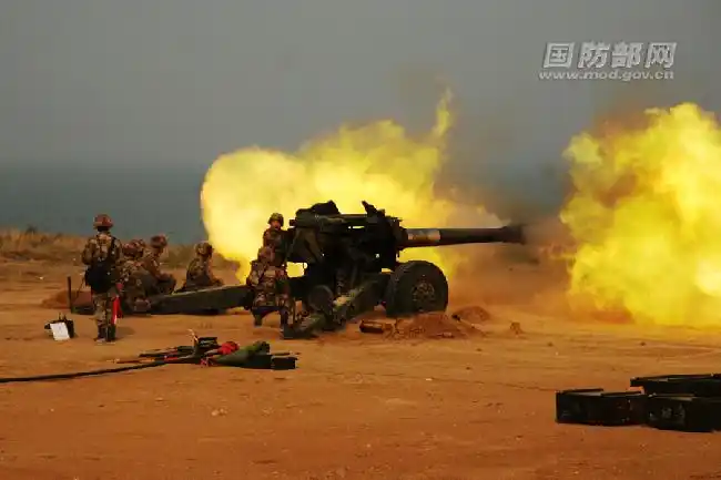 解放军炮兵团大量突击炮开火