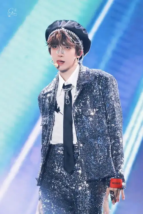 刘宇一带一路巅峰之夜##刘宇贝雷帽银色亮片西装造型