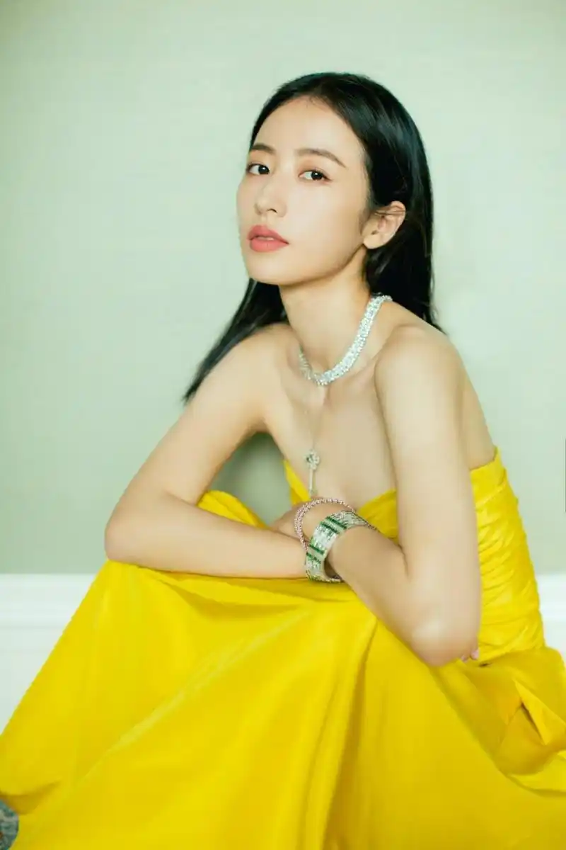 周雨彤好高雅呀,一袭明黄色抹胸裙,搭配复古钻石手链,这身造型太