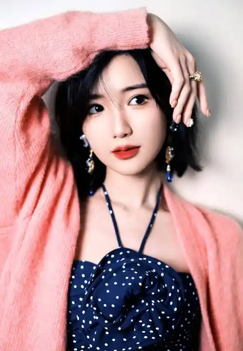 毛晓彤《半熟恋人2》身材,蓝色波点裙搭配粉色毛衣,甜美又减龄_漂亮