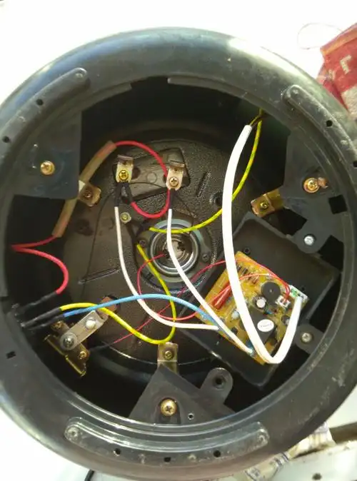 压力锅刚打开加热就会自己跳到保温,这是为什么呢ps,附图为电饭锅内部