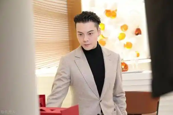 阳光陈伟霆出席路易十三品牌活动 西装背头造型矜贵帅气.