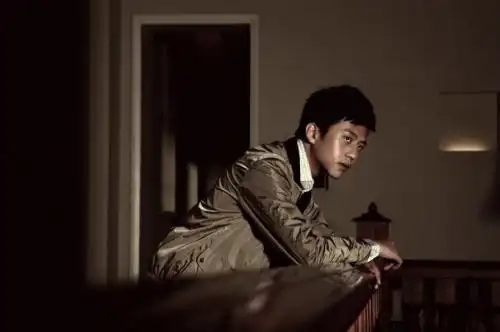 邓超侧脸比较胖显得五官不是特别立体不过这个角度不错鼻子很高