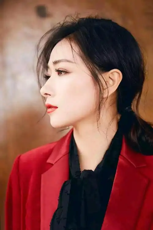 颌面很不错,鼻子的挺度和翘度都很妙, 再加上双眼皮