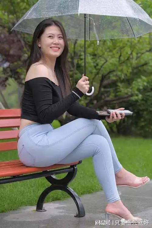 微胖小姐姐黑色t裇搭配紧身牛仔裤丰腴的身材引人注目