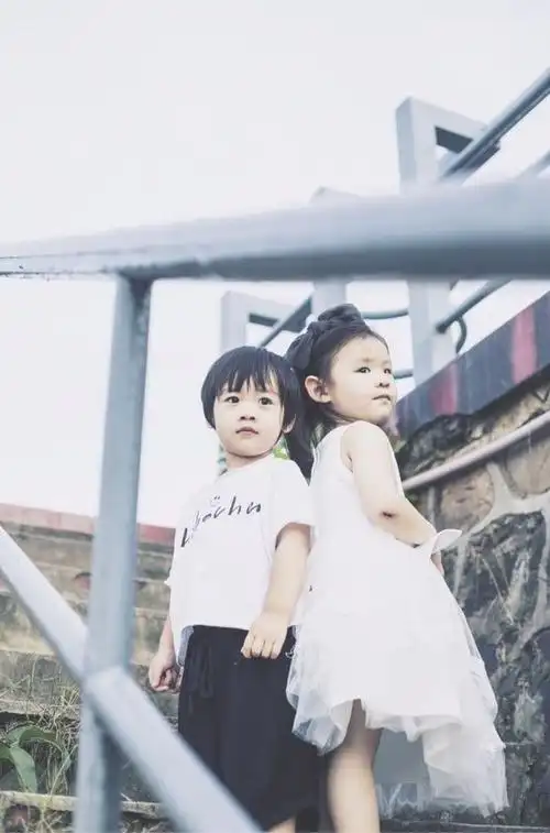 二胎时代,姐弟合影