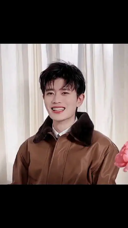 任嘉伦年终总结,最能治愈人的微笑!