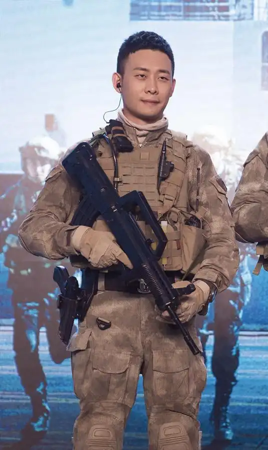 张译领衔《红海行动》上映在即现场"表白"导演-国际在线