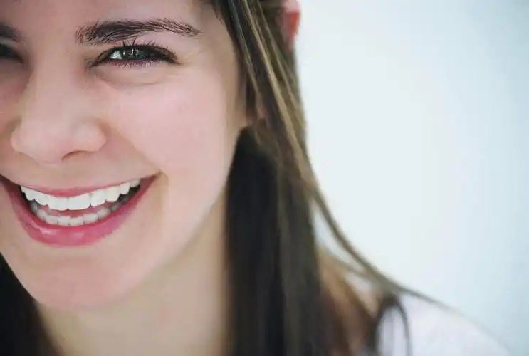 西方人,脸,头,脸颊,头发,一个人,站,笑,微笑,露齿笑,横图,室内,特写