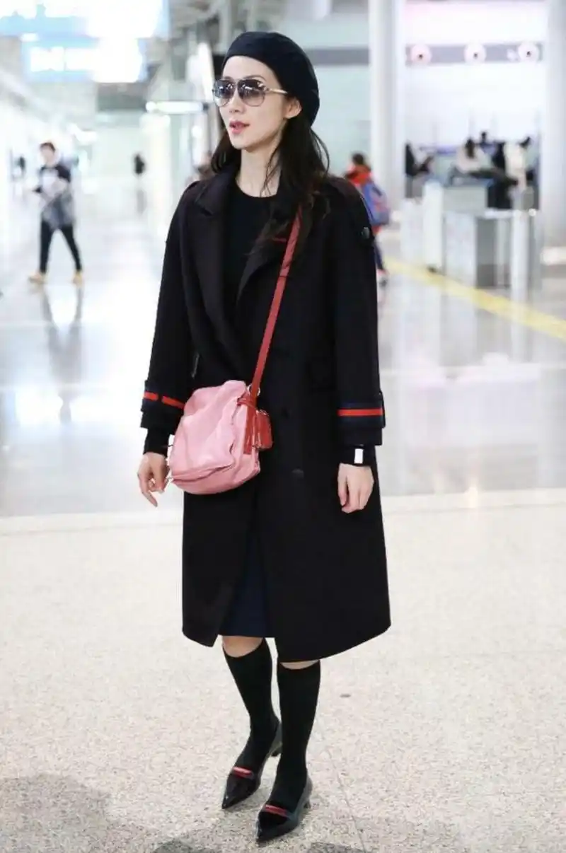 韩雪的机场私服才真的是会打扮, 网友: 袜子穿的太可爱啦