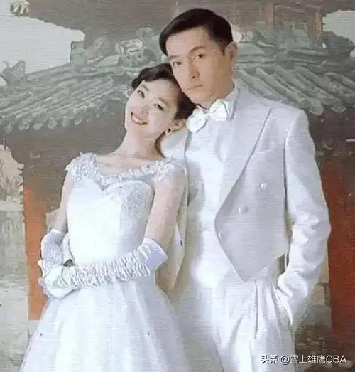 胡歌宋轶"婚纱照"曝光,宋轶小鸟依人,笑得太幸福