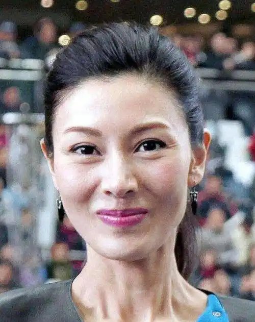 50岁李嘉欣近照颜值崩不住了?颜值被高颧骨拖累,美人也难逃岁月侵蚀?