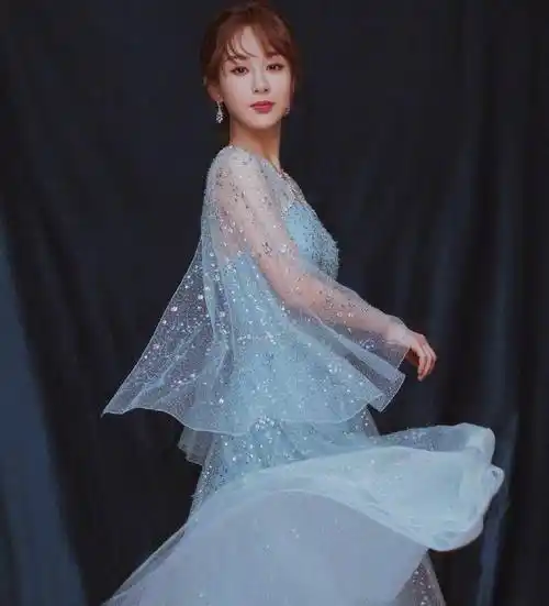 杨紫礼服名场面,黄色亮眼,白色优雅,最近的礼服一套比一套好看_时尚