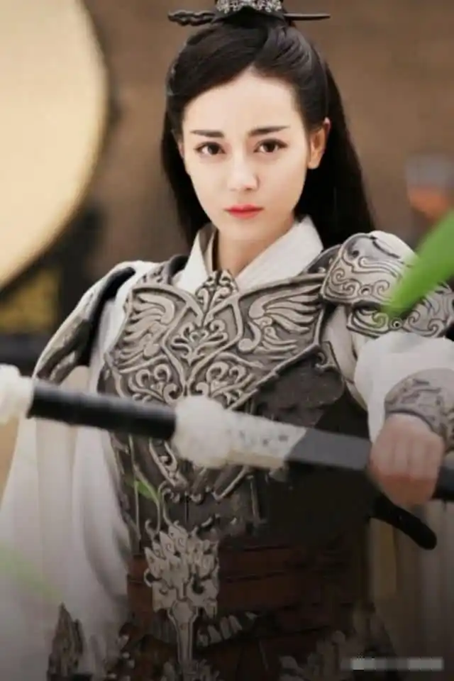 女明星的"将军造型"有多飒?赵丽颖帅气,杨幂冷酷,看到热巴:恋爱了