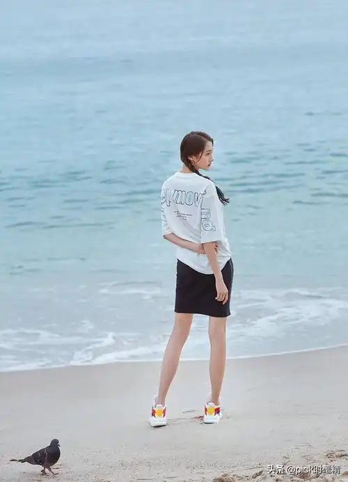 关晓彤穿白色t恤搭配黑色半身短裙造型简单时髦