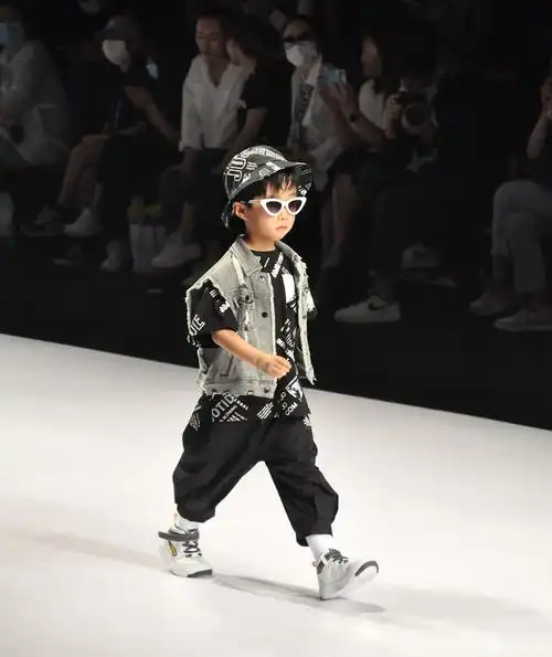 儿童装时装秀致敬儿童节