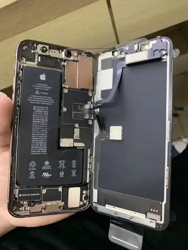 iphone11拆解内存电池已经确认就像是艺术品