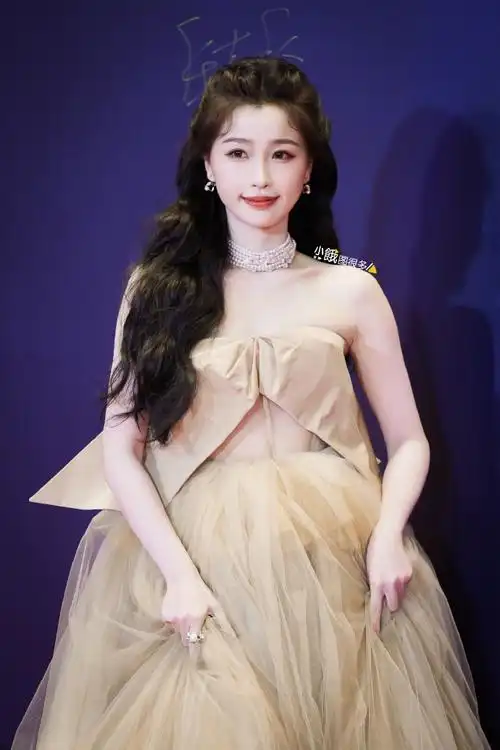 晒尖叫之夜奖杯#|#虞书欣的领奖发言#虞书欣尖叫之夜红毯高清图集6p