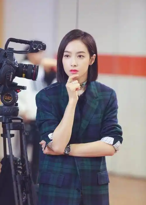 原创31岁宋茜变化真大,剪齐肩短发嫩回19岁,网友:这衣服太会穿了