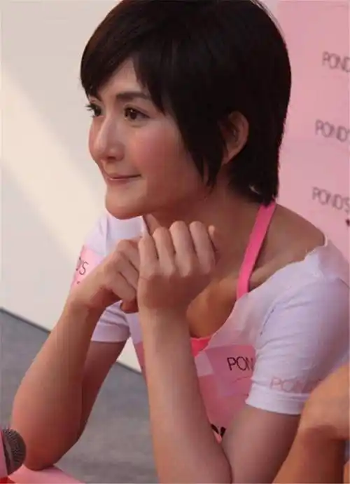 谢娜14年前的旧照流出,和现在判若两人,网友:犹如40岁大妈