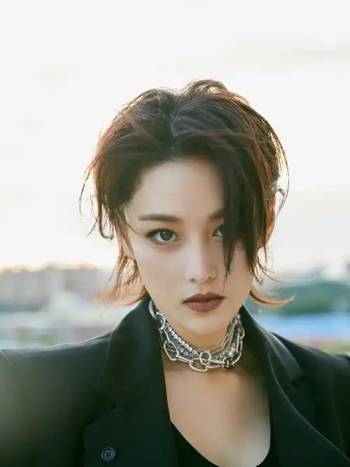 短发飒爽张馨予9696前段时间张馨予和张予曦两位女性合_圈子-新氧