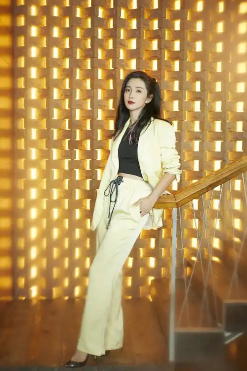 李冰冰穿男友风西装亮相 挑染粉发个性十足